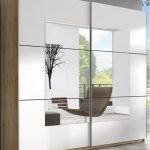 Aranżacja małych wnętrz – szafy z lustrem powiększą twoje mieszkanie