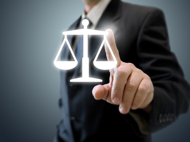 Obsługa prawna przedsiębiorstw – jakie usługi wchodzą w jej skład?